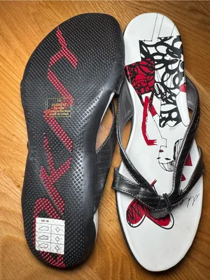 DKNY Women’s Size 10 Black White Red Graphic Thong Sandals Y2K thumbnail 1