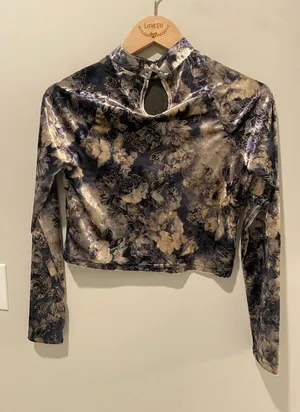 Lane 201 NWT- Velvet Floral Long Sleeve Crop Top-Size Medium thumbnail 4