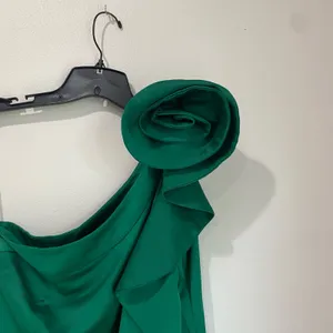 Mango One Shoulder Ruffle Maxi Dress 8 Dark Green Rose Detail Formal Chic‎ thumbnail 4