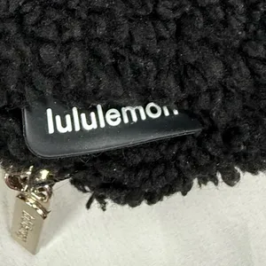 lululemon athletica Black Sherpa Crossbody Belt Bag thumbnail 13