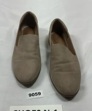 Universal Threads Womans Universal Thread Slip On Loafers 8.5 Beige Flat Heel Round Toe thumbnail 1