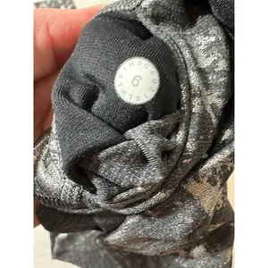 Lululemon women’s 6 metallic leggings thumbnail 3