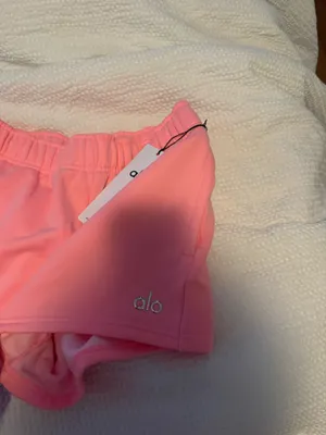 NWT LIMITED EDITION COLOR Alo Sweat Shorts Yoga Accolade pink thumbnail 3