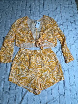 NWT shade and shore Two-Piece Yellow Leaf Print Crop Top & Shorts Set 4-6 thumbnail 2
