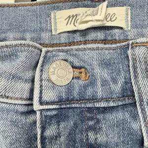 ✨ Madewell Mid-Rise Kick Out Jeans - Size 26P (Petite) ✨ thumbnail 13