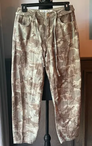 Indigo Rein Beige Camo Cargo Pants Sz 25”x27.5” thumbnail 1