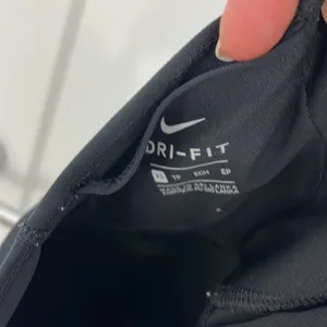 Nike XS Black Dri-Fit Ankle Leggings with Waist Key Pocket thumbnail 6