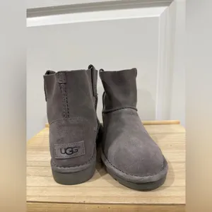 UGG Classic Mini Ankle Boots Womens 7 Gray Suede Shearling Lined Cozy thumbnail 3