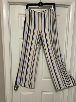 CHICO’S Stylish wide-leg pants in a navy and white striped pattern. Lightweight, flowy fabric for all-day comfort. Versatile design that dresses up or down. Easy to pair with tops and sandals. thumbnail 3