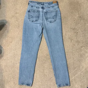 American Eagle Light Wash High Rise Major Knee Distressing Mom Jeans Size 6 thumbnail 3