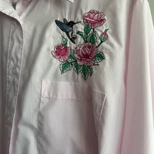 LAS OLAS Button Down Shirt Women’s Size L Pinstripe Embroidered thumbnail 5