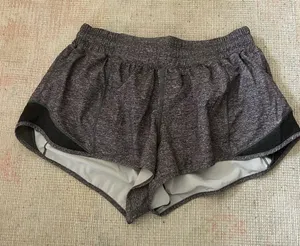 Lululemon Hotty Hot 2.5 inch Shorts Size 8 thumbnail 1
