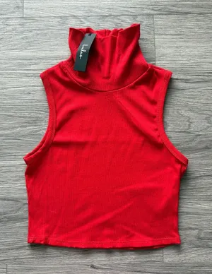 NWT Lulu's Red Ribbed Mock Neck Cropped Tank Size Medium thumbnail 1