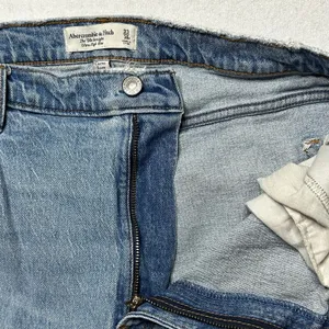 Abercrombie & Fitch 90s Straight Ultra High Rise Jeans Women’s Light Wash thumbnail 3
