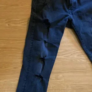American Eagle Extreme Flex jeans-blk frayed bottoms. Straight leg. Distressed thumbnail 6