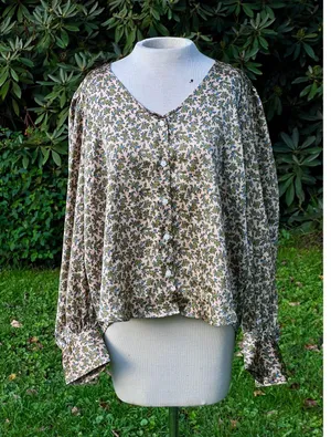 Women's Levis XL Delany Button Front Blouse Flowy Satin Floral thumbnail 1