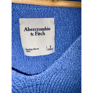 Abercrombie & Fitch Blue Ribbed Knit Collared Long Sleeve V-Neck Sweater Size S thumbnail 3