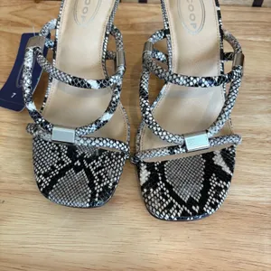 Scoop Snakeskin Print Heels Size 7‎ thumbnail 3