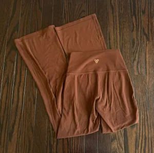 TNA Action Aritzia Leggings thumbnail 1