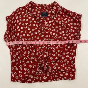 Abercrombie & Fitch Red Floral Twist Front Crop Top Women Small Button Shirt thumbnail 4