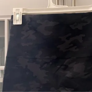 SPANX Gray and Black Camo Leggings‎ thumbnail 4
