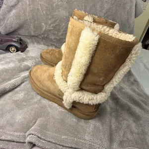 Classic Shearling-Lined Women’s Winter Boots in Tan size 8 thumbnail 3