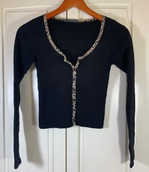 Brandy Melville Black Leopard Trim Cropped‎ Cardigan V-Neck Ribbed Cotton Italy thumbnail 1