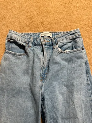 Abercrombie & Fitch The 90s Relaxed Jean Curve Love in Light Blue Wash thumbnail 2