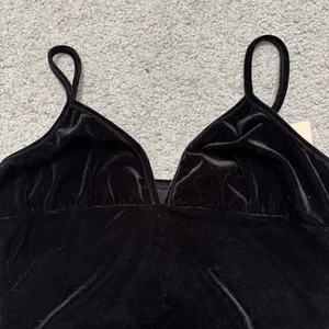 SHEIN Bae Black Velvet V-Neck Crop Top with Adjustable Straps thumbnail 2