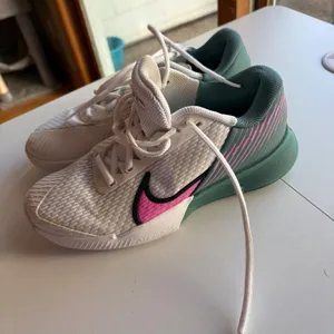 Nike Court Air Zoom Vapor‎ Pro Women Size 8.5 White Green Pink Tennis Shoes thumbnail 9