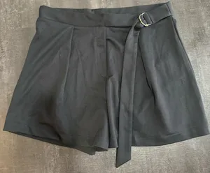 H&M Black High-Waist Tie Belt Dress Shorts thumbnail 1