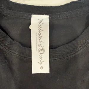 Black Graphic Crop Top Size L thumbnail 3