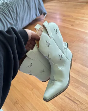 Boots White Size 11 thumbnail 1