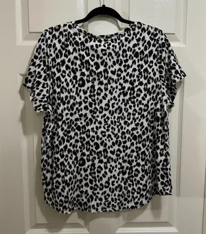 Old Navy short sleeve v-neck shirt leopard print size XL thumbnail 4