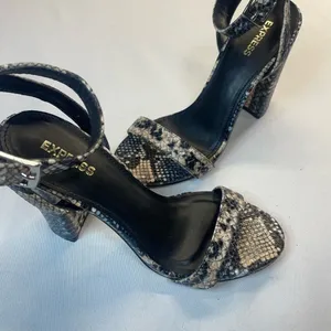 Express Snakeskin Print‎ Block Heels Ankle Strap Sandals Women thumbnail 1