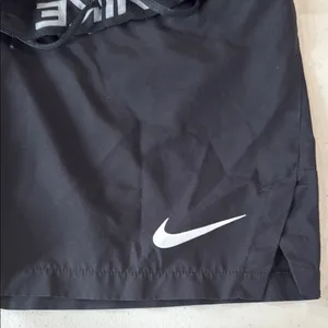 Nike Black Athletic Shorts Lightweight Relaxed Fit thumbnail 4