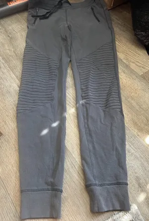 Alo Yoga medium pants thumbnail 1