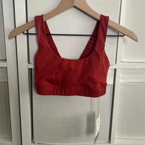 Vuori Stride Sports Bra in Poppy thumbnail 2