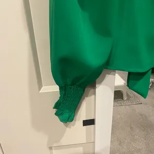 Lulus Green long sleeve shirt Large. (NWOT) thumbnail 4
