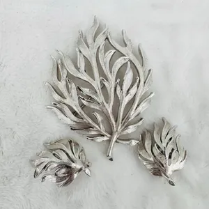 Crown Trifari Vintage Leaf Brooch Pin & Clip Earrings RARE 1950s 1960s thumbnail 2
