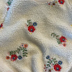Urban Outfitters, Woman’s Fleece Crop Sweater, with‎ Flower Decals, Size S/P thumbnail 3
