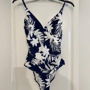 CUPSHE Women's One Piece Swimsuit V-Neck Floral Navy Blue & White Size S thumbnail 11