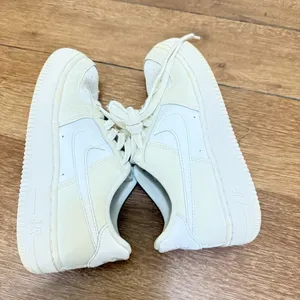 Nike Air Force 1 Low Triple White Women’s Sneakers Size 5.5 thumbnail 4