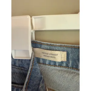 Universal Threads Vintage Straight High Rise Light‎ Wash Jeans Womens 10/30R Blue thumbnail 3