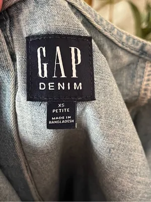 NWOT GAP Cropped Light Wash Denim Boxy Top With Button Back thumbnail 3