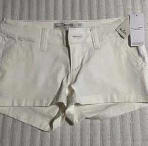 Hollister Cream Flat-Front Women’s Shorts thumbnail 1