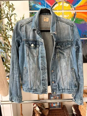 Gap Women's Classic Trucker Washed Blue Jean Denim Jacket Size S thumbnail 1