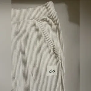 Alo Yoga NWOT Muse Sweatpants Ivory Size L thumbnail 10