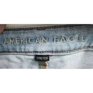 American Eagle‎ Light Wash Distressed High Rise Mom Jeans Ripped Denim Size 2 thumbnail 3