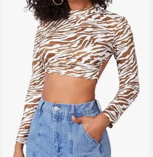 Amazon Sz XS Tiger / Animal Print Knit Crop Top Cut Out Back thumbnail 1